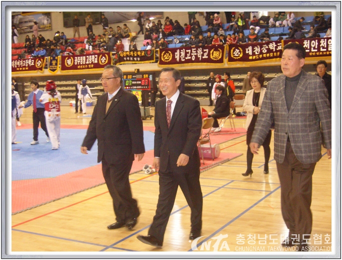 156EB9574D9A97A70D.jpg